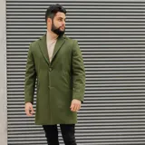 Tapado de lana color negro, con cuello solapa y cierre de dos botones. Corte recto y largo hasta la rodilla.