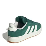 Championes urbanos Adidas modelo Grand Court Alpha, color verde con las icónicas tres tiras laterales en blanco. Presentan una capellada de gamuza, cuello acolchado en color blanco y suela de goma con base color caramelo.
