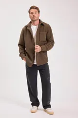 Campera marrón de borreguito con cuello camisero, cierre con botones a presión y bolsillo de parche en el pecho.