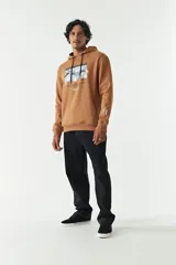 Canguro de felpa modelo Handel, color tostado, con capucha ajustable con cordones oscuros, bolsillo frontal tipo canguro y estampa gráfica inspirada en la Creación de Adán con la leyenda "Renaissance" y branding de Mistral.