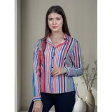 Camisa de manga larga con estampado de rayas verticales en tonos rojo, azul y gris. Presenta cuello inglés y cierre frontal con botones.