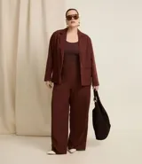 Top de breteles anchos, color marrón oscuro, corte ajustado y escote en U.