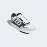 Championes Adidas Drop Step Low 2.0 de estilo urbano, con diseño de corte bajo. Presenta una combinación de colores blanco, azul claro y azul marino, con paneles de ante y piel sintética. Incluye el logo de Adidas en el lateral y en la lengüeta, con suela de goma esculpida.