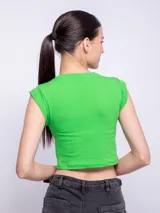 Top corto verde de algodón, con cuello redondo y mangas cortas con dobladillo.
