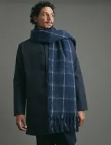 Bufanda de estilo escocés con textura suave, diseño a cuadros en tonos azul y verde, con flecos en los extremos.