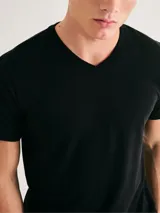 Camiseta de manga corta color rojo con cuello en V.