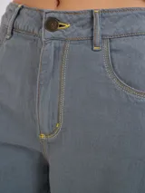 Pantalón de tiro medio-alto con corte recto y pierna ancha. Confeccionado en una mezcla de algodón, viscosa y lino, presenta bolsillos delanteros y traseros, cierre frontal con botón y costuras reforzadas a la vista.