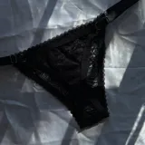 Conjunto de lencería de encaje con aro, compuesto por un soutiene de diseño delicado y una bombacha cavada con tiras elásticas regulables en los laterales.
