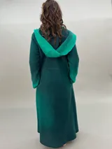 Tapado largo color verde esmeralda de lana merino, con capucha y puños calados.