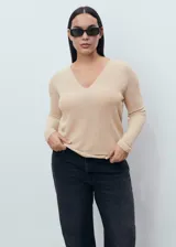Jersey de punto fino con acabado metalizado, cuello en pico y mangas largas con diseño recto.