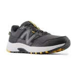 Championes de trail running New Balance 410, color gris oscuro con detalles en negro y amarillo.