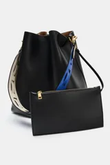 Bolso de hombro formato saca de color negro, con cierre mediante clip metálico y un compartimento interior extraíble con cremallera. Incluye un asa de hombro con diseño estampado y detalles metálicos dorados.