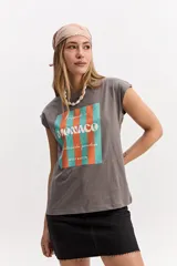 Musculosa oversize de algodón en color gris, con diseño sin mangas y estampado frontal con la palabra "MONACO" sobre franjas verticales naranjas y celestes.