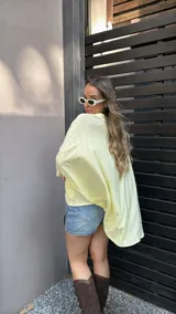 Camisa amarilla con pequeños calados, de corte holgado y mangas 3/4.