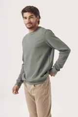 Sudadera verde militar de corte clásico, cuello redondo y mangas largas.