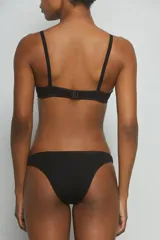 Soutien sin aro de algodón con breteles finos ajustables y diseño básico, confeccionado en tejido suave y elástico.