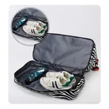 Bolso deportivo de viaje marca Zuomanni, con estampado animal print de leopardo en blanco y negro. Cuenta con doble asa de mano, correa de hombro ajustable y extraíble, y un compartimento inferior independiente con cierre.