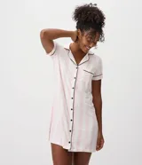 Camisón corto estilo americano de la marca Lov, con estampa de rayas verticales blancas y rosadas, cuello solapa y cierre frontal de botones con ribetes negros contrastantes.