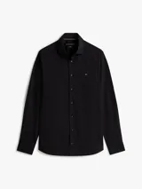 Camisa de manga larga para hombre, color negro liso, con cuello con botones y corte slim. Presenta un pequeño logo bordado de la marca en el pecho.