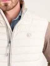 Chaleco acolchado de hombre color celeste, confeccionado en nylon reciclado con diseño matelasse, cuello alto y cierre frontal de cremallera.