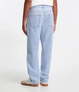 Pantalon de jean gris con lavado deslavado, de corte baggy y silueta holgada. Cuenta con bolsillos al frente y atras, y cierre de boton y cremallera.