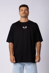 Remera de corte oversize color blanco hueso, con cuello redondo y estampa pequeña centrada en el pecho que presenta dos figuras de caballos alados.