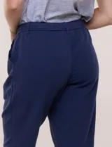 Pantalón capri de algodón a rayas verticales en tonos azul, celeste y blanco, con cintura elastizada, cordón de ajuste frontal y bolsillos aplicados.