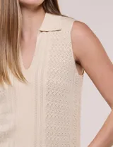 Musculosa tejida de marca Elie Tahari, color blanco, con cuello con solapa y escote V pronunciado, confeccionada en tejido de punto calado con patrón geométrico.