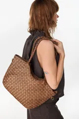 Cartera de cuero marrón con diseño trenzado y asas de mano rígidas, de estilo atemporal y versátil.