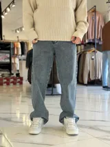 Pantalón de jean baggy de corte ancho y relajado, color gris con efecto acid wash.