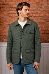 Campera acolchada de nylon con diseño capitoneado, cuello de pana, cierre frontal con botones a presión y bolsillos delanteros con solapa.