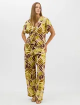 Conjunto de dos piezas confeccionado en mezcla de algodón y lino, con estampado abstracto en tonos verde y borravino. Incluye una blusa de manga corta con escote en V y cierre frontal con un botón, y un pantalón de tiro alto y pierna recta con bolsillos laterales.