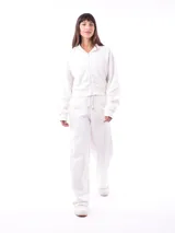 Campera tipo hoodie cropped de color azul marino, con cierre frontal completo, capucha y mangas largas con puños elásticos.