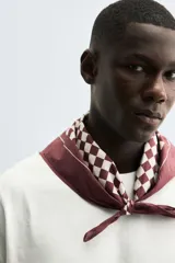 Pañuelo cuadrado de algodón con estampado de cuadros damero en verde militar y blanco.