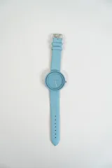 Reloj de pulsera color naranja con correa de cuero sintético, esfera redonda con números y agujas del mismo color.