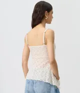 Blusa peplum de encaje color marrón con tirantes finos, escote cuadrado y detalle fruncido en el busto.
