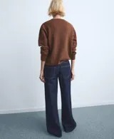Jeans de tiro alto y corte wide leg, confeccionados en denim azul oscuro con costuras en contraste.