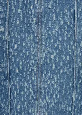 Vestido corto de denim con efecto desgastado, sin mangas y cuello redondo. Presenta un diseño entallado con costuras decorativas verticales y cierre de cremallera en la parte posterior.
