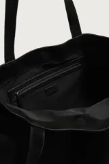 Bolso tipo shopper de piel con acabado serraje, de diseño amplio con compartimento principal y dos asas de hombro.