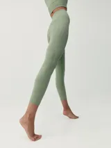 Legging largo 7/8 color terracota, tejido Fit_Tech con tecnología 3D y diseño decorativo en la cintura.