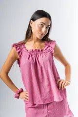 Pijama de algodón estampado, compuesto por una musculosa con escote recto fruncido y breteles con volados, y un short con cintura elástica y terminación con volado en el ruedo.