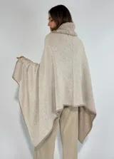 Ruana de lambswool color gris oscuro, con cuello alto y detalles bordados a mano en relieve en el cuello y a lo largo de la abertura frontal.