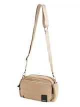 Bandolera Terrano de diseño compacto, confeccionada en tela de lona capitoneada color beige. Cuenta con correa ajustable, múltiples compartimentos con cierre, bolsillos laterales y un bolsillo trasero para mayor organización.