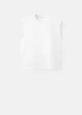 Camiseta blanca de algodón con hombreras, cuello redondo y diseño recto sin mangas.
