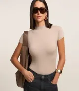 Body negro con cuello alto, mangas cortas y ajuste ceñido al cuerpo. Confeccionado en poliamida con elastano por la marca Cortelle.