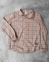 Sobrecamisa color beige a cuadros con líneas finas en marrón y azul.