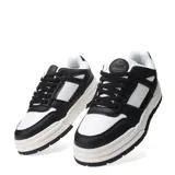 Championes urbanos de diseño moderno, combinando paneles en color beige y blanco. Presentan una silueta robusta con suela de plataforma en tono crema y base de goma, cordones al tono y detalle de textura perforada en los laterales.