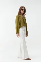 Jean flare de color blanco con costuras en contraste y diseño de tiro medio.