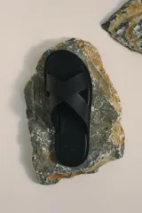 Remera de punto color blanco, con textura de pequeños patrones en relieve, cuello redondo y mangas cortas.