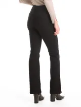 Jean de corte bootcut y tiro alto, color negro, con cierre frontal de botones a la vista y bolsillos funcionales.